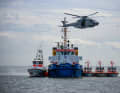 Pas moins de quatre unités de sauveteurs en mer se rendent sur le navire polyvalent "Odin" du LKN SH. Le scénario : plusieurs blessés doivent être soignés. Un hélicoptère de sauvetage NH90 de la marine allemande évacue une personne. La photo montre un exercice de l'année dernière