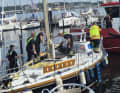 Untersuchung nach der schweren Detonation: Einsatzkräfte der Feuerwehr Kiel und der Wasserschutzpolizei inspizieren am Samstagmittag die betroffene Segelyacht im Sportboothafen Reventlou.