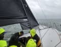 Bei rauen Wetterbedingungen hat die Crew alle Hände voll zu tun.