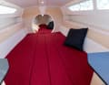 L'intérieur est assez dépouillé et ouvert vers l'avant. La table abaissée, les volets et les coussins amovibles permettent de former une couchette double.