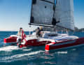 In modalità di navigazione a vela, il trimarano raggiunge una larghezza di ben 5,80 metri.