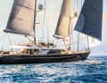 22e Seven : le troisième Perini de la catégorie des 60 mètres plus a été construit pour l'homme d'affaires italien Ennio Doris, qui est décédé en 2021. Il semblerait que le yacht ait ensuite été vendu par la famille. L'intérieur clair et familial du Ron-Holland de 11,40 mètres de large a été conçu par le studio Dante O. Benini - avec un accent particulier sur le concept d'éclairage. Sous le pont, il y a de la place pour cinq cabines d'invités et un équipage de neuf à dix personnes.