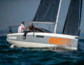 The hard chine edges are pulled far forwards. The Bente 28 has noticeable dimensional stability