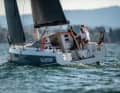 Hat was von Imoca oder Class 40. Der markante Dodger über dem Niedergang prägt die Optik. Das orange-graue Farbthema muss nicht zwingend sein. Der Käufer hat freie Wahl