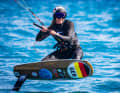 La numéro un incontestée du kitesurf en Allemagne est l'ancienne skiffeuse Leonie Meyer