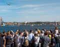 Spettatori entusiasti al fly-by della Ocean Race a Kiel nell'estate 2023