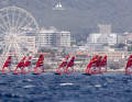 Die iQFoil-Windsurfer vor prächtiger Kulisse im kommenden Olympia-Revier von Marseille