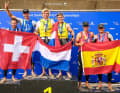 Le podium des championnats du monde de 49er de 2023 avec des visages que l'on connaît : derrière les champions du monde néerlandais Bart Lambrieux et Floris van de Werken, les as espagnols de SailGP Diego Botin et Flo Trittel ont décroché l'argent. Le bronze est revenu à un autre coureur SailGP : Sebastien Schneiter avec Arno de Planta de Suisse.