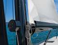 La grand-voile est enroulée dans la bôme, l'installation fonctionne parfaitement