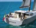 Wie beim Kat, nur auf einem Rumpf: Das feste Bimini überdacht einen Teil des tiefen Cockpits