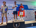 La main sur le cœur : Ole Schweckendiek fête son titre sur la plus haute marche du podium