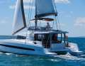 Bali 4.3: pozzetto anteriore, boma alto, ampio pozzetto, salone più piccolo, molta tela: questo catamarano è progettato per le acque calde come nessun altro. L'idea di base del marchio è simile a quella dei Nautitech Open 40 e 46 di Bavaria.
