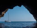 Platz 24: Eingerahmt – Angela Grünwald. Natürliches Framing in Perfektion. Blick auf die Yacht und zeitgleich in die Ferne von einer der blauen Grotten auf Korfu