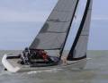 Le cockpit est ouvert vers l'arrière. Le cockpit allongé offre de la place pour trois ou quatre équipiers. L'écoute de grand-voile est manœuvrée directement sur la bôme.