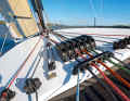A simple design: Halyards and outhauls converge centrally in front of the companionway hatch on the cabin roof. Highly loaded lines are deflected via guide eyes to the winch of your choice