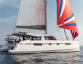 Nautitech 46 Open: Riesiges Cockpit, dafür ein kleineres Deckshaus. Die beiden Steuerstände sind achtern auf Decksniveau untergebracht. Kein Frontcockpit. Auch als Fly­bridge-Version mit Zentralrad.