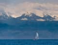 Platz 25: Eingekesselt – Carsten Bartsch. Kleine Yacht vor beeindruckender Bergkulisse. Der Yssykköl in Kirgistan ist ein riesiger Süßwassersee auf 1.600 m Höhe. Er ist eingerahmt von 5.000 m hohen Gebirgszügen