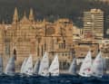 Tipico del Trofeo: la flotta Ilca davanti allo sfondo di un magnifico palazzo.