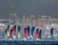 Les kitesurfeurs olympiques devant le décor des palais de Palma de Majorque.