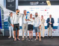 Gabriele und Otto Pohlmann (Mitte) und ihre Crew bei der Siegerehrung für die PalmaVela-Besten.