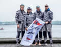 La squadra vincitrice del North German Regatta Club con la bandiera del club.