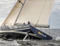 Germán Frers a dessiné les lignes du plus grand Swan actuel, qui va au vent avec un double safran. Lucio Michelletti a contribué au style de la superstructure.