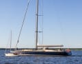 Contrasti marcati: il primo yacht della storia dell’azienda, lo Swan 36 “Tarantella”, e lo Swan 128 “Be Cool”, consegnato nel 2025, nelle acque antistanti il cantiere Nautor di Pietarsaari.