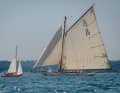 Zwölfer "Heti" und eine Hansa-Jolle auf der Kieler Förde bei bestem Sommerwetter.