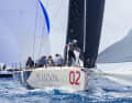 L'entrepreneur, propriétaire et barreur hambourgeois et son équipage prennent le départ pour le Norddeutscher Regatta Verein.