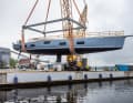 108 Tonnen am Kran auf dem Werftgelände in Pietarsaari. Dem Launch folgen nun das Maststellen und die technischen Probefahrten.