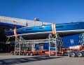 ... fece trasportare la Frers-Riss al molo con un camion dello stesso colore blu metallizzato.