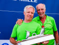 Bereits in den Jahren 2016 und 2019 konnte “Win Win” die “Big Bent Cleat”-Trophäe gewinnen. Skipper Will Glenn und Eigner Kim Schindelhauer(r.) freuen sich, den Wanderpokal wieder in den Händen zu halten.