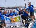Le propriétaire et promoteur de la voile Jean-Luc Petithuguenin, le copropriétaire, chef de projet et skipper Stéphane Névé, le tacticien Loïck Peyron, le nouveau navigateur Yoann Richomme et l'équipage ont célébré cet événement dans la joie et la bonne humeur.
