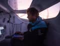 Auch "United by the Ocean"-Skipper Paul Meilhat schaut auf die Daten. Sein Team griff am Finaltag "DMG Mori Global One" an.