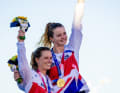Doppel-Olympiasiegerin Hannah Mills (l.) war bereits zweimal Weltseglerin des Jahres. Hier steht sie mit Eilidh McIntyre auf dem höchsten olympischen Podestplatz in Enoshima