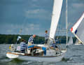 Zum großen Jubiläum waren die Bootsbauer der ersten Werftstunden mit der Yacht unterwegs, die heute als einer der wichtigsten GFK-Klassiker gilt.