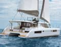 Leopard 45: Robustes Boot aus Südafrika von Robertson & Caine. Überdachtes Frontcockpit, das durch den Salon zu erreichen ist. Halbhoher Steuerstand. Ausbau in heller Eiche, drei oder vier Kabinen.