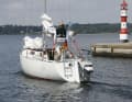 When the boat heels, a great deal of pressure is exerted on the unbalanced rudder blade. Gusts should be counteracted by adjusting the sail trim.