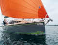 Leichtwindbedingungen auf dem Schweriner See: Der optionale rollbare Drifter bringt die Maxus 24 Evo trotz wenig Wind in ordentliche Fahrt. Der Aufbau ist relativ hoch geraten