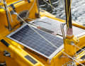 Einzige Stromquelle an Bord sind diese zwei Solarpaneele. Auf Strom ist Yrvind unterwegs jedoch nicht zwingend angewiesen.