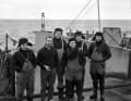 A 2300 miglia nautiche da Rostock, la flotta peschereccia della DDR sta pescando al largo della costa canadese tra ghiaccio, tempeste, freddo e neve insieme a pescherecci di molte nazioni.