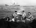Versorgungsfahrt mit dem Beiboot des Transport-und Verarbeitungsschiffs "Junge Garde" zu den Fangschiffen der DDR-Fischerei-Flotte. Januar 1968.