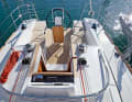 The teak cover on the dents is standard, on the cockpit floor an extra. The second roof winch also came as an option in the performance package.