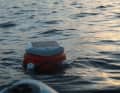 Ein integrierter Federmechanismus hält die Verbindungsleine bei jedem Wasserstand auf Zug.