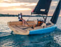 Un bateau de plaisance peut être d'une telle beauté : du bois aux lignes modernes, à l'allure à la fois élégante et dynamique.