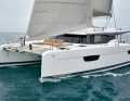 L'ultimo Fountaine Pajot è caratterizzato da una sporgenza positiva della coperta, da poppe rientranti nella parte superiore, da vistose finestrature dello scafo e dal tetto sporgente della carrozza.