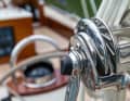 Sur d'autres points, les gens du chantier naval ont réussi à convaincre le propriétaire de procéder à des adaptations, comme un propulseur d'étrave ou deux winchs électriques dans le cockpit. Mais au niveau du mât, là où les drisses sont manœuvrées, cela n'a pas été possible.
