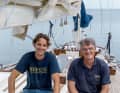L'équipe de projet du chantier naval : Niels (à g.) connaît chaque fibre de bois sur le bateau. Son patron, le propriétaire du chantier naval Hans-Peter Baars, est très satisfait de son travail.
