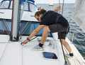 As soon as the lower shrouds are passed on the way to the foredeck, there is no hold. An additional stretch rope between the mast and cleat prevents the boat from falling overboard