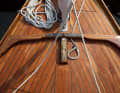 Wood and brass: The jib boom is mounted unobtrusively and ready for use on the foredeck. The brass fittings are new, the cleat is retractable.